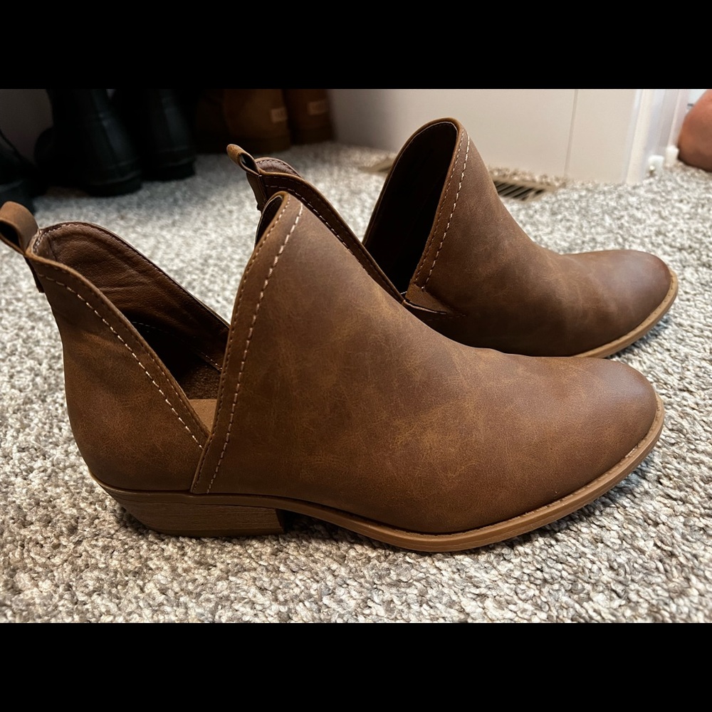 Universal thread ankle boots